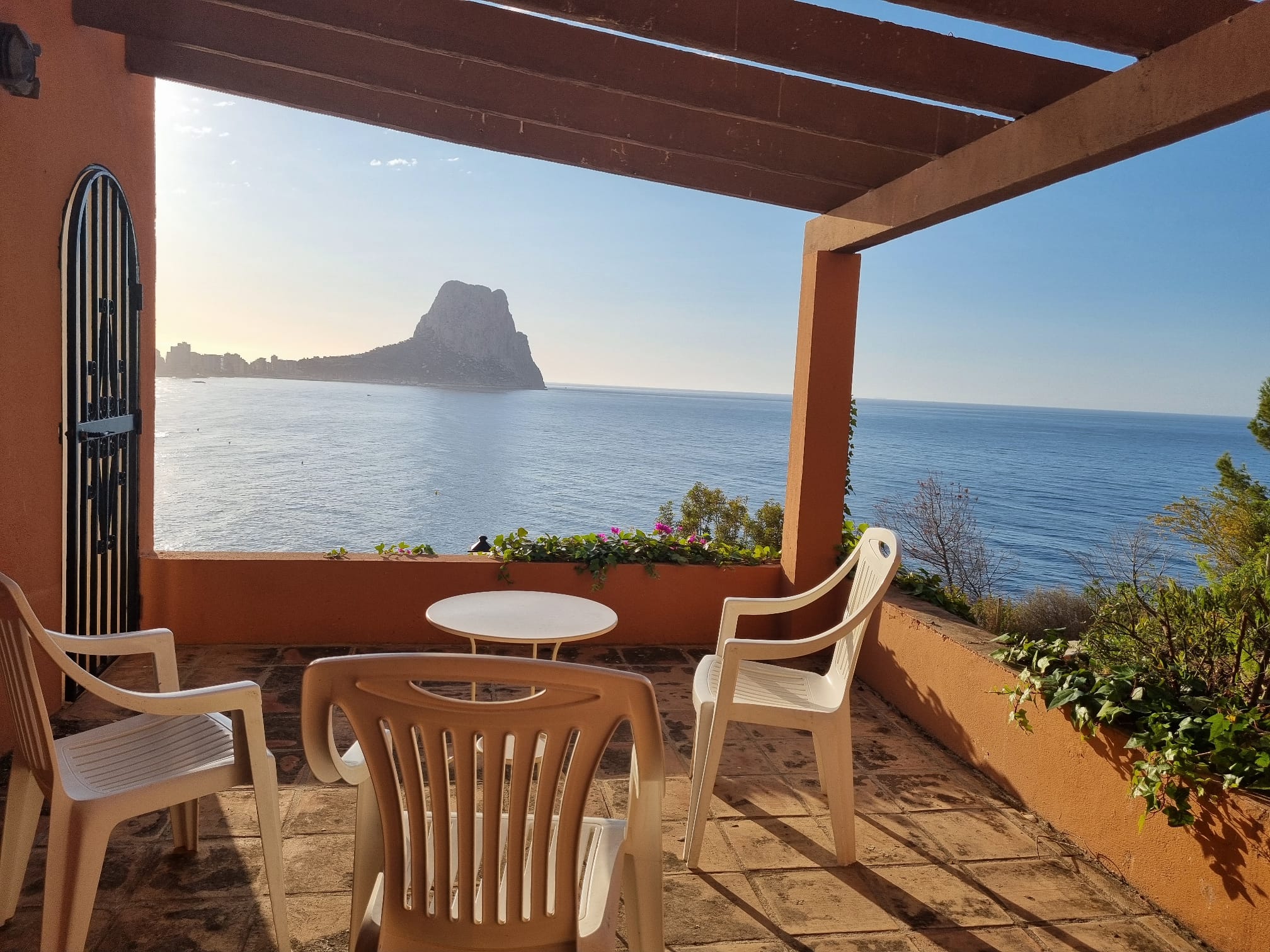 Enjoy this cosy bungalow in Calpe with 3 bedrooms, 2 bathrooms, terrace and sea views. Call now and book your visit